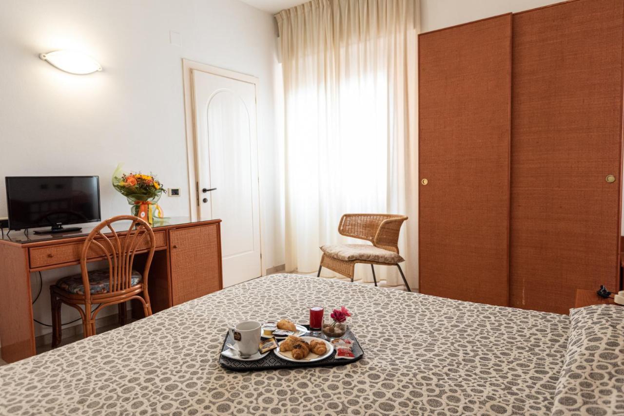 Hotel Il Delfino Сан Винченцо Екстериор снимка