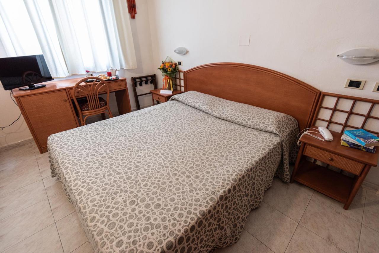 Hotel Il Delfino Сан Винченцо Екстериор снимка