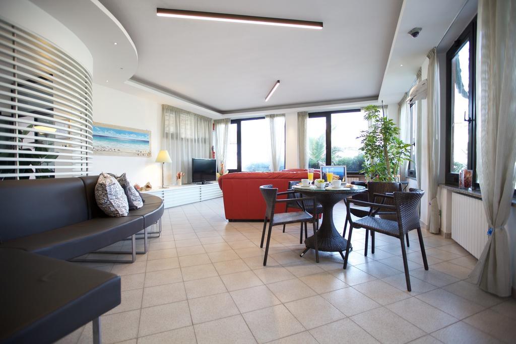 Hotel Il Delfino Сан Винченцо Екстериор снимка